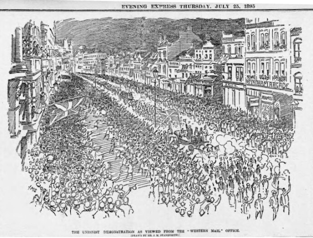 Schwarze und weiße Zeichnung einer Menge, die zwischen Gebäuden eine Straße entlanggeht, mit Text oben und unten, der "Die Unionistendemonstration aus der Sicht der Western Mail Office" lautet.
