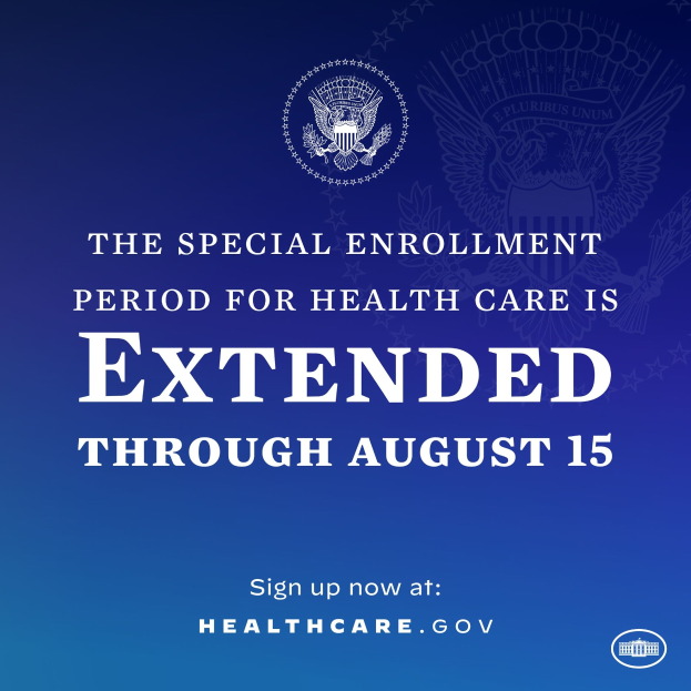 Ein Plakat mit Text und Logo, auf dem steht: "Die Sonderanmeldefrist für den Gesundheitsschutz ist bis zum 15. August verlängert."