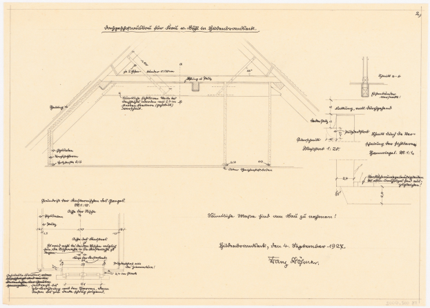 Schwarze-weißer architektonischer Grundriss eines Hauses mit einem geneigten Dach, der als erster Grundriss bezeichnet wird, begleitet von detailliertem Text und strukturellen Anmerkungen.
