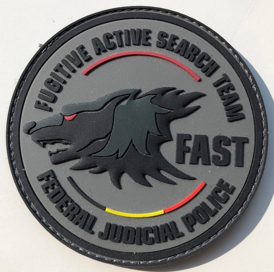 Weißer Hintergrund mit einem schwarzen kreisförmigen Logo, das einen weißen "F" enthält und zentrierter schwarzer Text, der "Fugitive Active Search Team Fast Federal Judicial Police" liest.