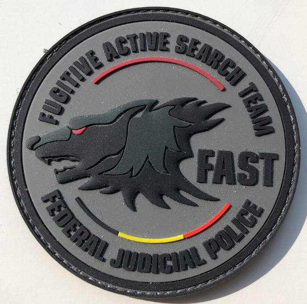 Weißer Hintergrund mit einem schwarzen kreisförmigen Logo, das einen weißen "F" enthält und zentrierter schwarzer Text, der "Fugitive Active Search Team Fast Federal Judicial Police" liest.