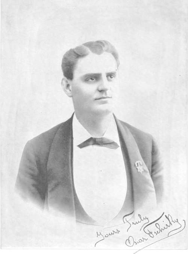 Ein Schwarz-Weiß-Foto eines Mannes im Smoking, identifiziert als Oscar Echihly, mit einem ernsten Gesichtsausdruck, der eine Jacke und eine Fliege trägt, mit Text am unteren Rand des Fotos.