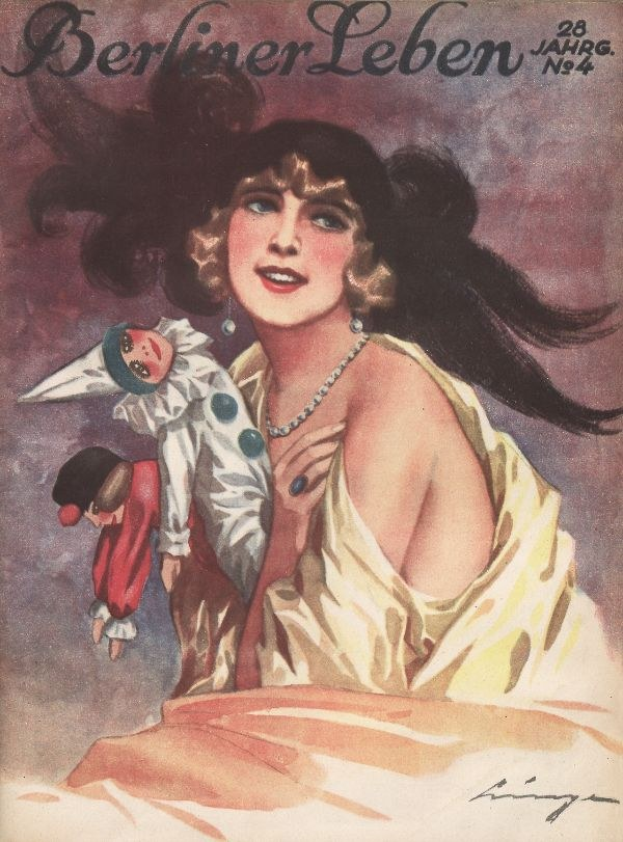 Eine Frau in einem gelben Kleid hält eine Puppe, beide mit sanften und neugierigen Gesichtsausdrücken, auf dem Cover von "Berliner Leben Magazine - April 1928", mit einem hellblauen Hintergrund und einem Wasserzeichen in der rechten unteren Ecke.