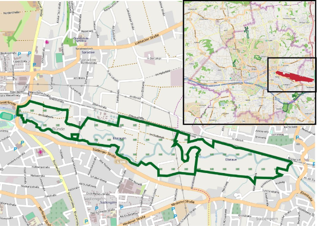 Karte einer Stadt, die in zwei Abschnitte geteilt ist: Der obere Teil zeigt Straßen und Sehenswürdigkeiten mit einer grünen Linie, die die Route einer Fahrradtour anzeigt, der untere Teil bietet Details wie Start-/Endpunkte, Dauer und Sehenswürdigkeiten.