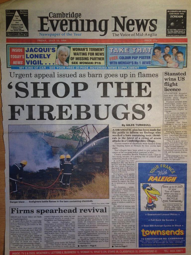 Zeitungsvorderseite mit mehreren Anzeigen und Schlagzeilen.