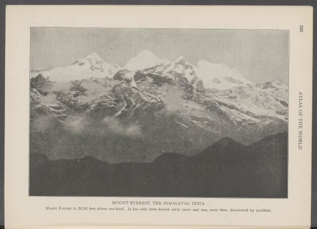 Schwarzes und weißes Foto des Mount Everest im Himalaya, Indien, mit schneebedeckten Gipfeln und einem bewölkten Himmel, mit Text unten.