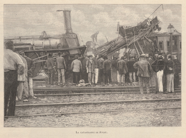 Gruppe von Menschen um einen Zug, der in ein Gebäude gekracht ist, mit Bahnschienen im Vordergrund und einem Himmel im Hintergrund; Text unten im Bild.