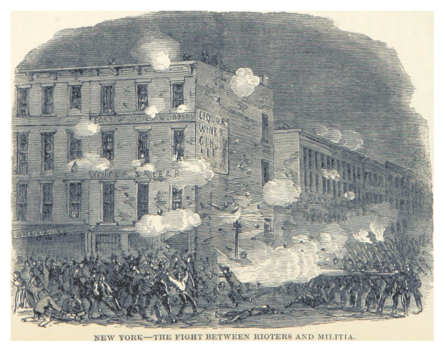 Ein Plakat zeigt eine gewalttätige Konfrontation zwischen Aufständischen und Miliz in New York City, mit Menschen auf dem Boden, die Waffen halten, Gebäuden im Hintergrund und Rauch, der aus ihnen aufsteigt, begleitet von dem Text "New York - Der Kampf zwischen Aufständischen und Miliz".