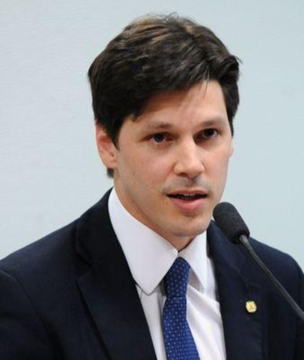 Mann in Anzug, der in ein Mikrofon spricht und wahrscheinlich eine Regierungserklärung zu einem Gesetz zur Verbot des Internets abgibt.