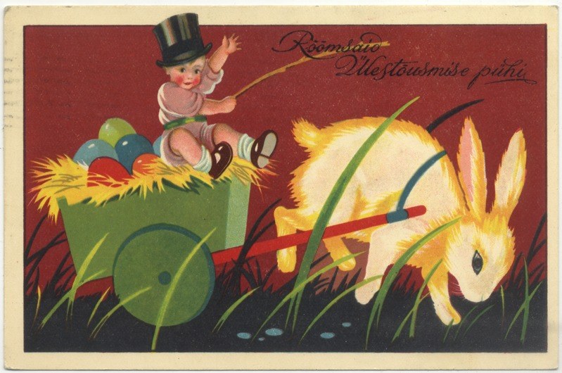 Eine alte Postkarte zeigt ein Baby in einem Zylinder, das einen Karren voller bunter Ostereier schiebt, begleitet von einem Kaninchen, mit handgeschriebenen Ostergrüßen.