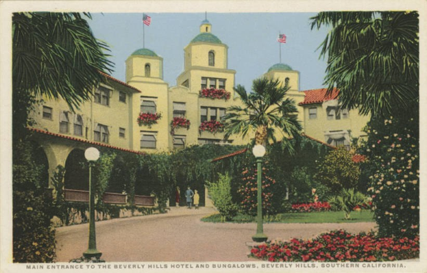 Postkartensicht des Beverly Hills Hotels und Bungalows im südlichen Kalifornien, zeigt das Gebäude, Bäume, Blumen, Weg, Menschen, Flaggen und einen bewölkten Himmel.