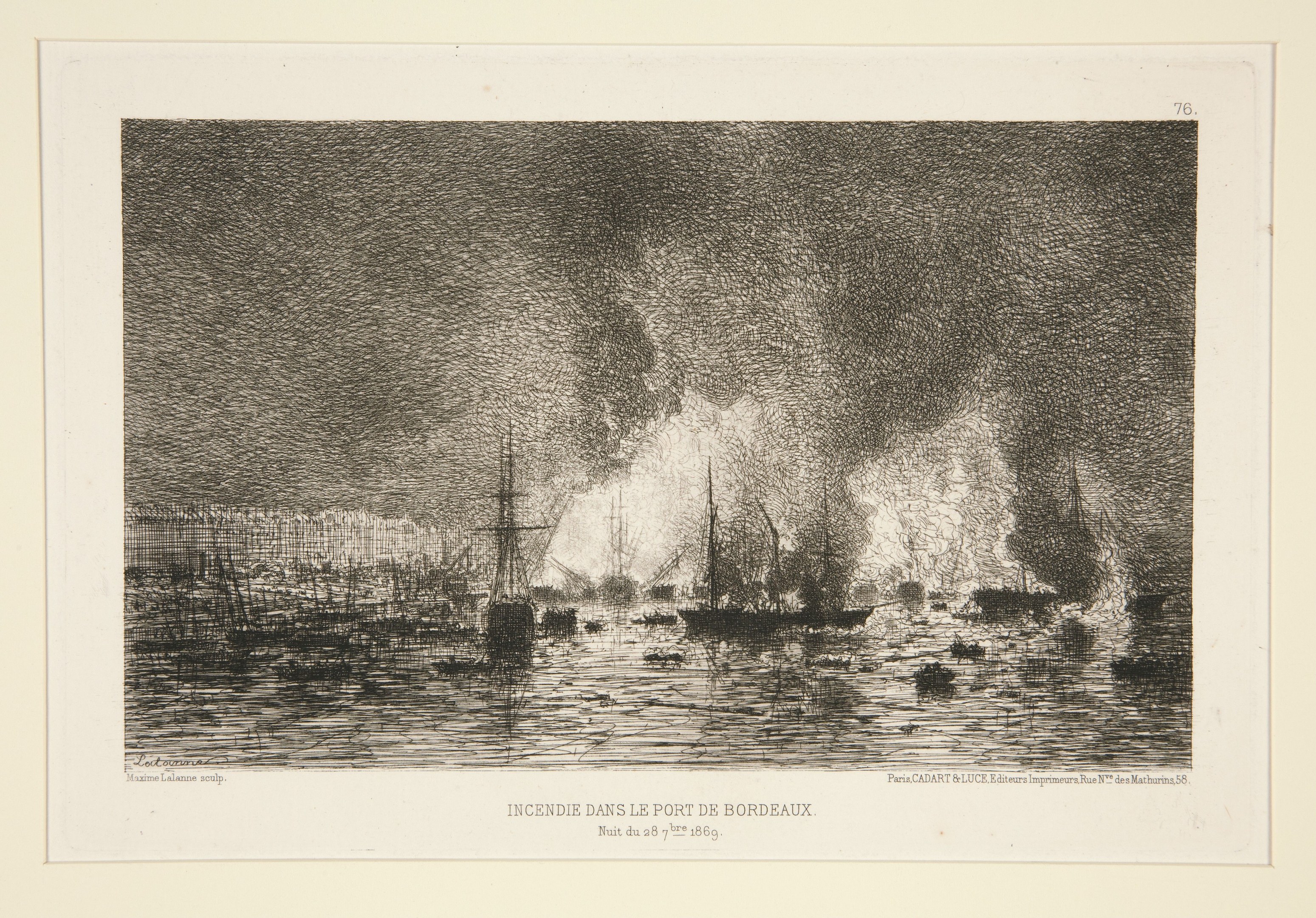 Schwarze und weiße Zeichnung von Booten im Wasser mit Rauch, der aus ihnen aufsteigt, und Text unten.