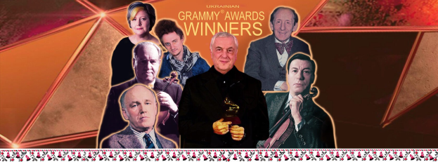 Gruppe von Menschen auf einer Bühne, die einen Preis halten und feiern, mit strahlenden Gesichtern und erhobenen Armen, sowie dem Text 'Grammy Awards Gewinner' und einem Design unten.
