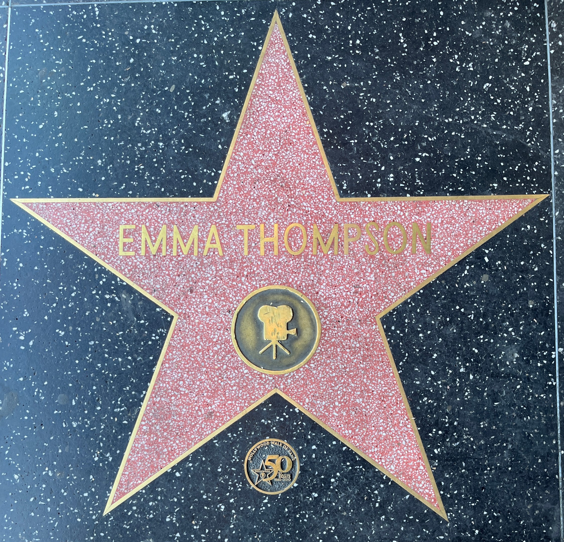 Fünfzackiger Stern mit "Emma Thompson" in weißer Schrift auf schwarzem Hintergrund, Teil des Hollywood Walk of Fame.