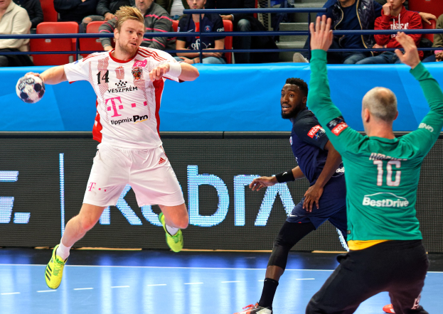 Eine Gruppe von Männern, die Handball auf einem Court während eines Futsal-Weltmeisterschaftsspiels 2019 zwischen Bayern München und Paris Saint-Germain spielen, mit Zuschauern im Hintergrund.