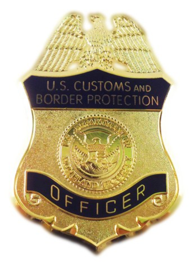 Goldene Marke mit der Aufschrift "U.S. Customs and Border Protection Officer" auf weißem Hintergrund.