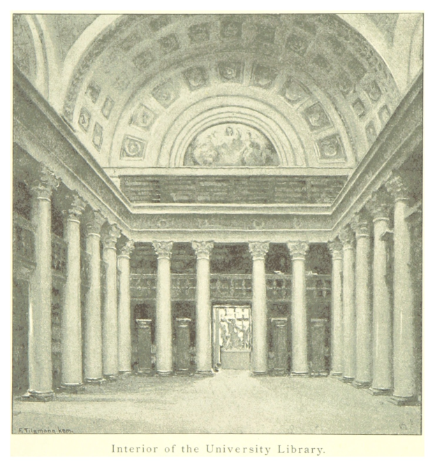 Innenansicht einer Universitätsbibliothek mit beeindruckenden Säulen und detaillierten Deckenverzierungen, mit Text am unteren Rand, der das Ästhetische unterstreicht.