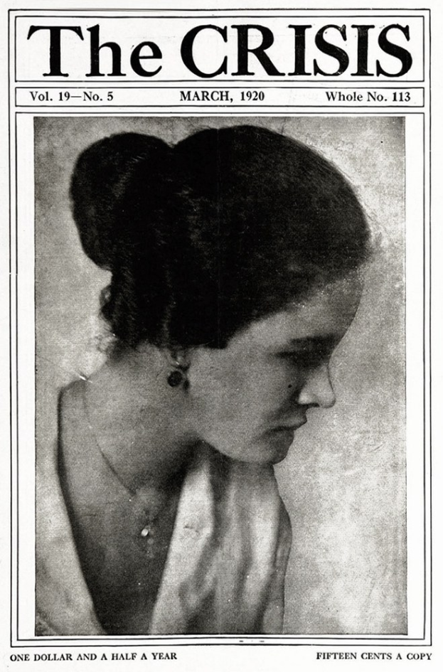 Schwarzes und weißes Porträt einer Frau auf dem Cover eines Magazins, ihr Gesicht ist sichtbar mit Blick zur Seite und leicht geöffneten Lippen, sie trägt ein weißes Kleid und einen gemusterten Schal, mit der Aufschrift "Die Krise" auf dem Cover.