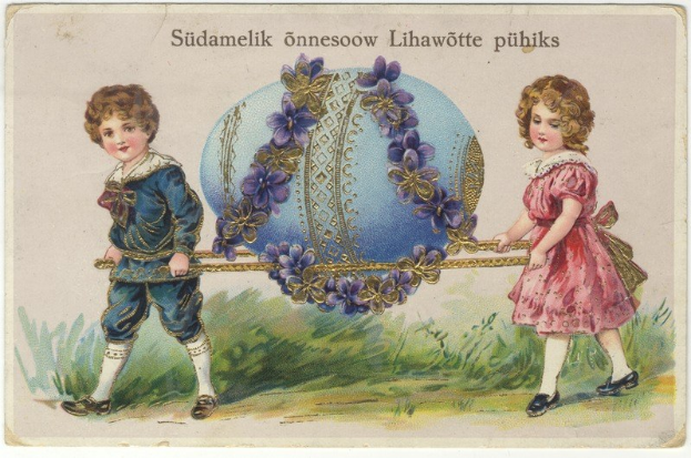 Zwei Kinder, ein Junge und ein Mädchen, stehen nebeneinander und halten Ostereier, mit grünem Gras und einem blauen Himmel im Hintergrund.