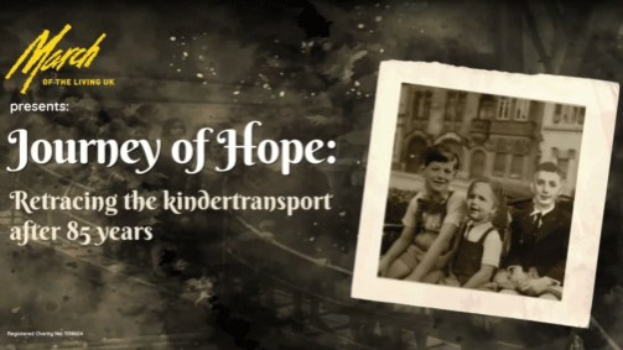 Plakat mit der Aufschrift "Journey of Hope: Retracing the Kindertransport After 85 Years" mit einem Gruppenfoto auf der rechten Seite und Text auf der linken Seite vor einem hellblauen Himmel mit weißen Wolken.