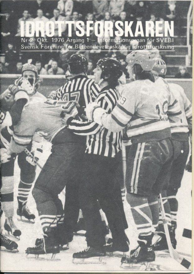 Schwarz-weiß-Foto einer Gruppe von Menschen in Helmen und Eislaufschuhen, die auf einer Eisbahn kämpfen, mit Zuschauern auf den Stufen im Hintergrund und Text oben.