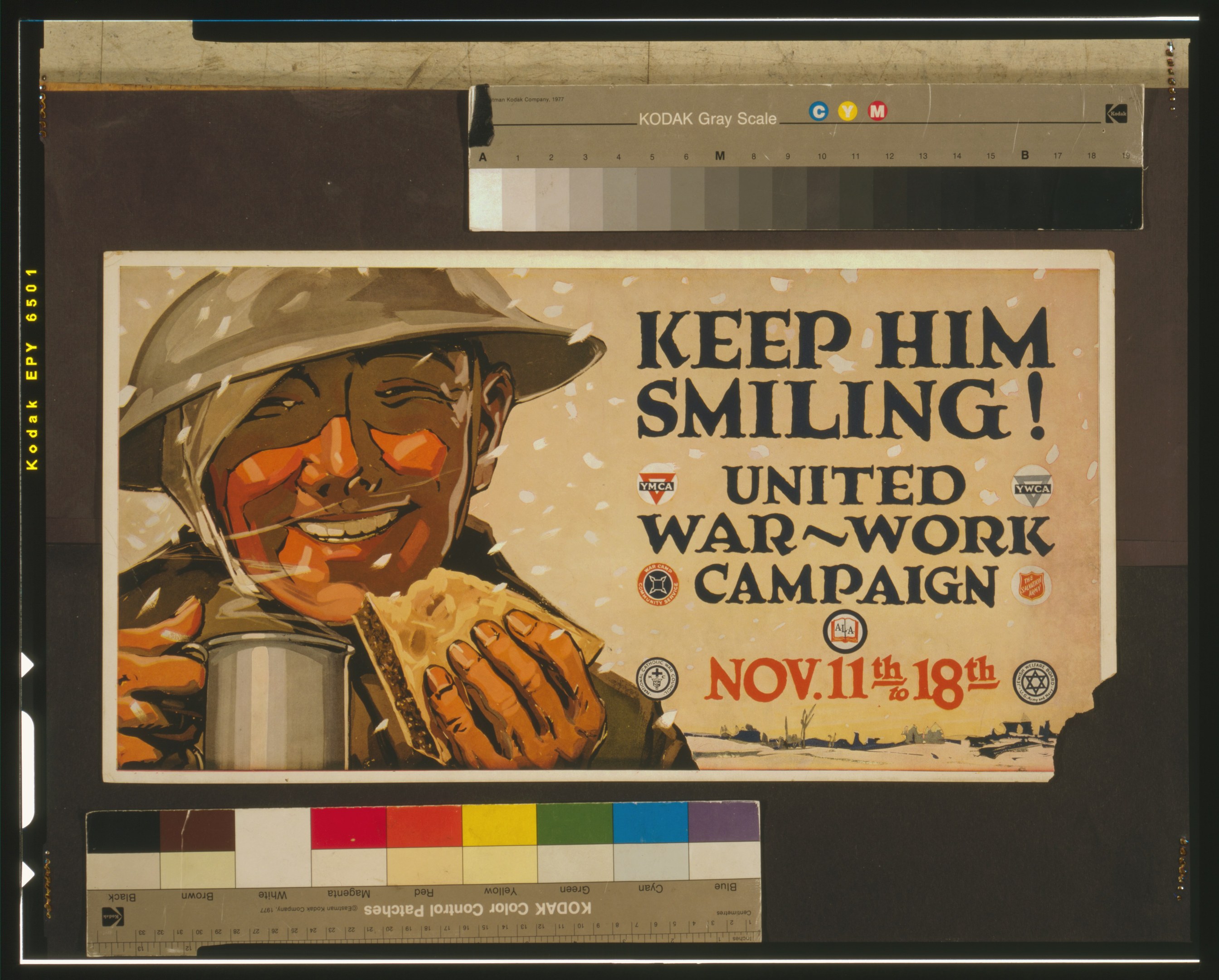 Eine Person in einer Militäruniform hält eine Tasse, lächelt, mit dem Text "Keep Him Smiling - United War-Work Campaign" in fetter weißer Schrift gegen einen schwarzen Hintergrund.