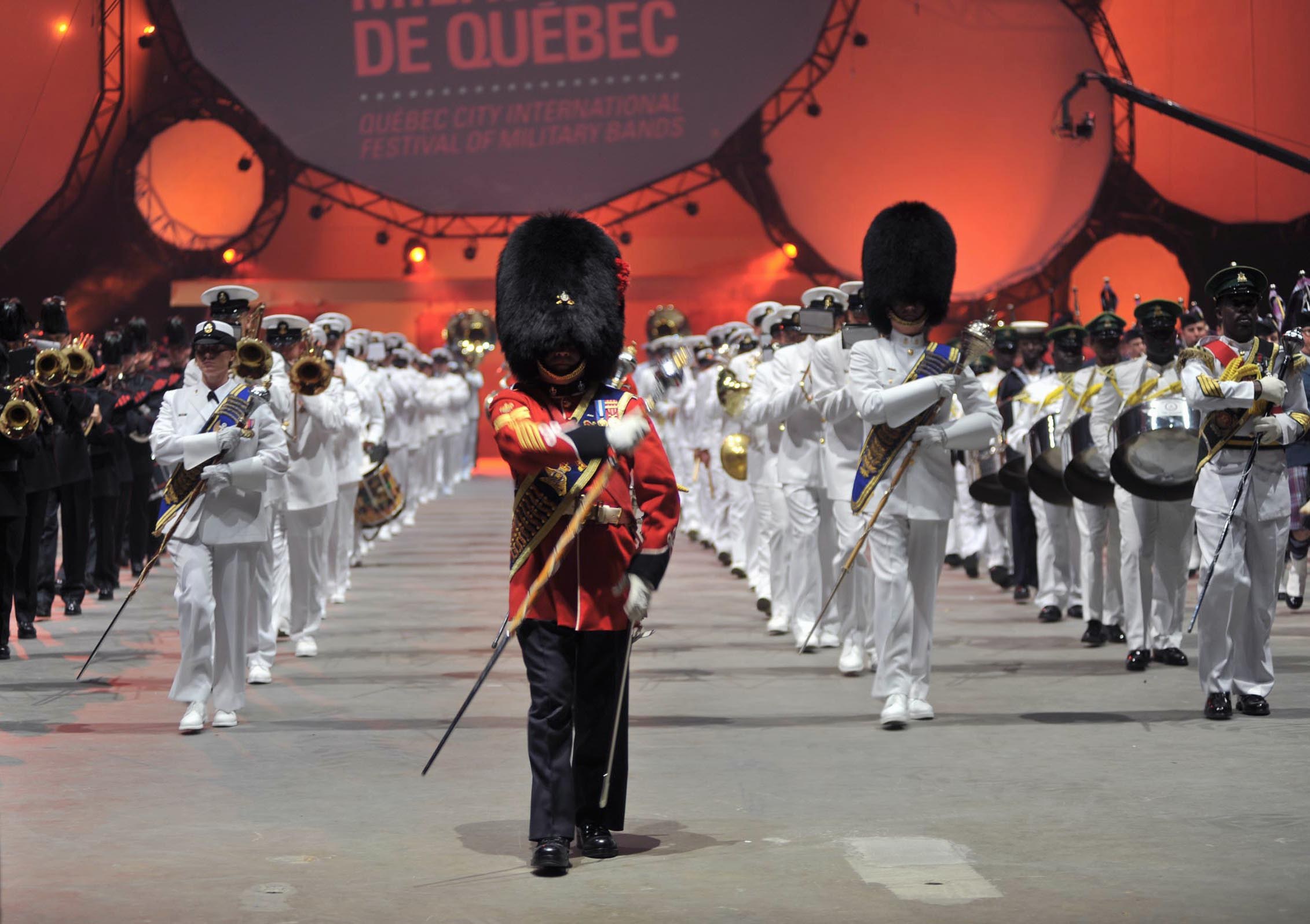 Eine Gruppe uniformierter Menschen marschiert während der Eröffnungszeremonie des Montreal International Festival of Military Bands.