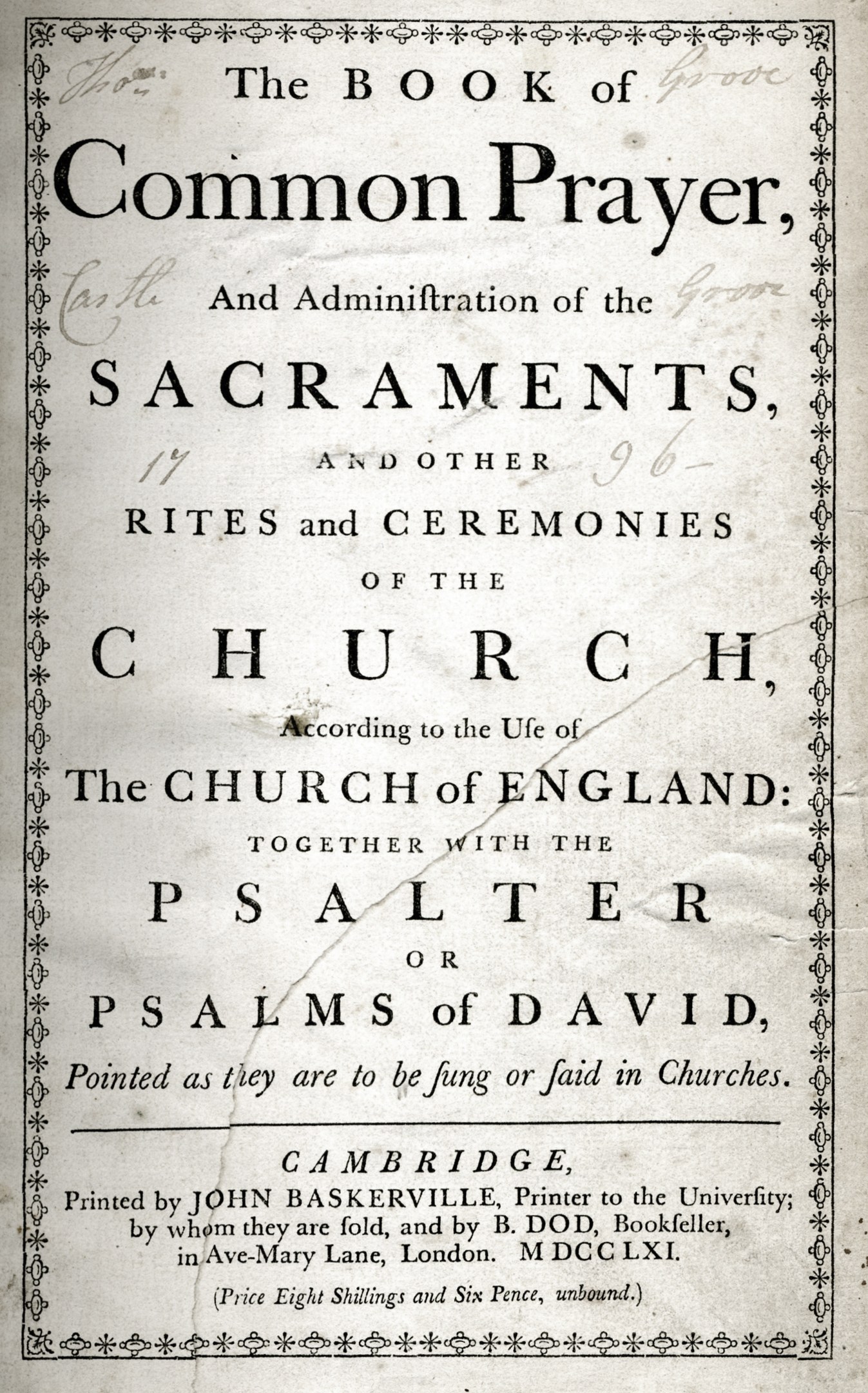 Ein abgenutztes ledergebundenes Buch mit dem Titel "The Book of Common Prayer and Administration of the Sacraments, Rites and Ceremonies of the Church of England" liegt aufgeschlagen vor einer Seite mit schwarzer Tinte.
