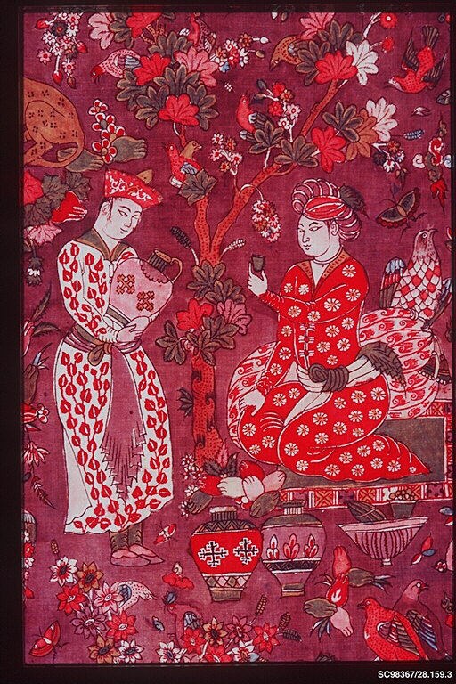 Gemälde in einem Rahmen, das einen Mann und eine Frau in traditioneller chinesischer Kleidung zeigt, umgeben von Blumen, Vögeln und dekorativen Gegenständen.