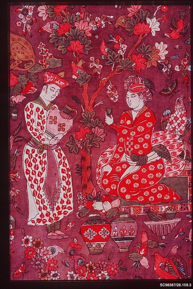 Gemälde in einem Rahmen, das einen Mann und eine Frau in traditioneller chinesischer Kleidung zeigt, umgeben von Blumen, Vögeln und dekorativen Gegenständen.