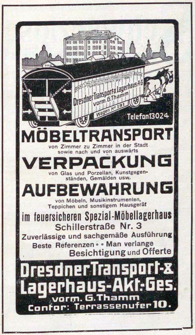 Werbung für einen Zug mit einem Zugbild, Text 'Dresdner Transport & Lagerhaus-Akt-Ges' und ein paar Gebäuden im Hintergrund.