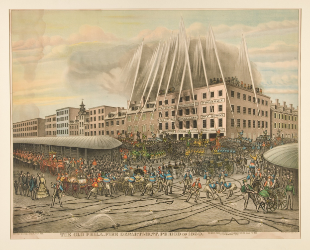 Schwarzes und weißes Foto der Philadelphia Fire Department aus dem Jahr 1855, das Feuerwehrleute, Pferde und Ausrüstung vor einem Feuerhydranten zeigt, mit Gebäuden und bewölktem Himmel im Hintergrund.