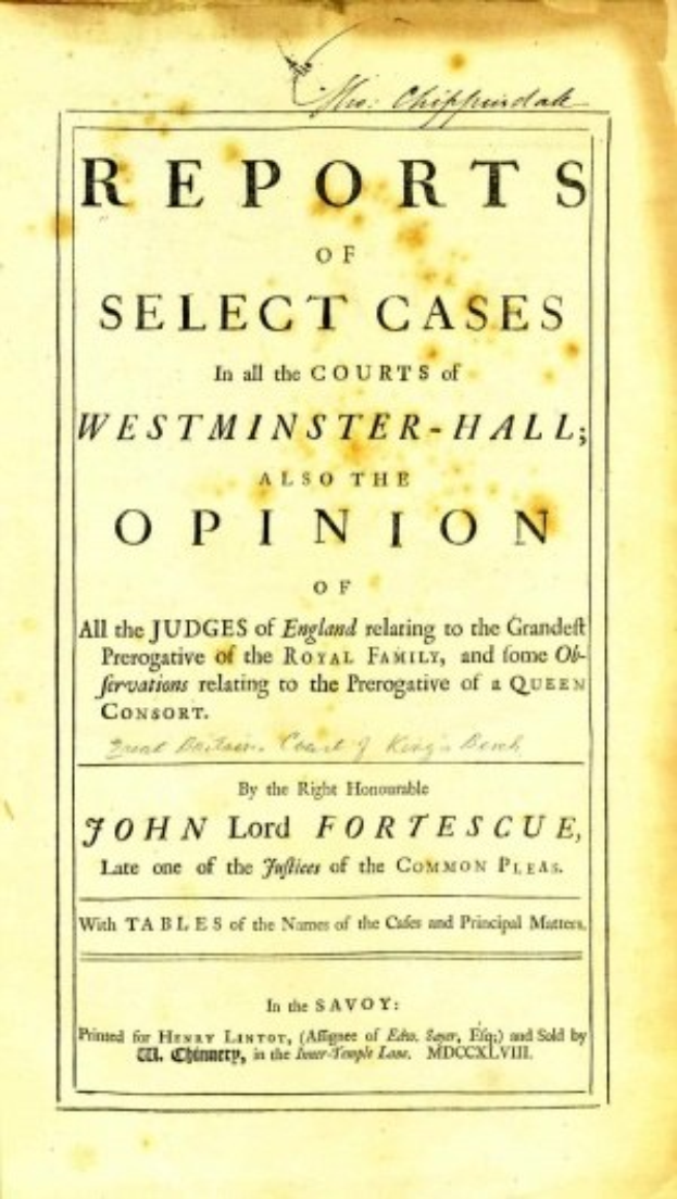 Altes Buch mit dem Titel 'Berichte aus den Gerichten von Westminster-Hall sowie die Meinung von John Lord Fortescue' ist auf einer Seite mit schwarzer Tinte aufgeschlagen.