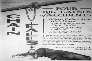 Schwarz-weißes Plakat mit der Aufschrift "Vier große Unfallursachen" mit einem Bild einer Person auf einem Pfahl mit Ketten.