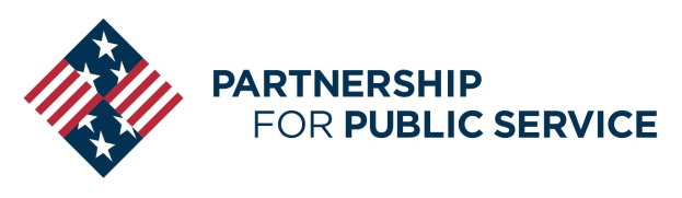 Logo der Partnership for Public Service mit einem blauen Kreis, einem weißen Stern, einem weißen Rand und fetter schwarzer Schrift auf einem weißen Hintergrund sowie einem blauen und weißen Banner darunter.