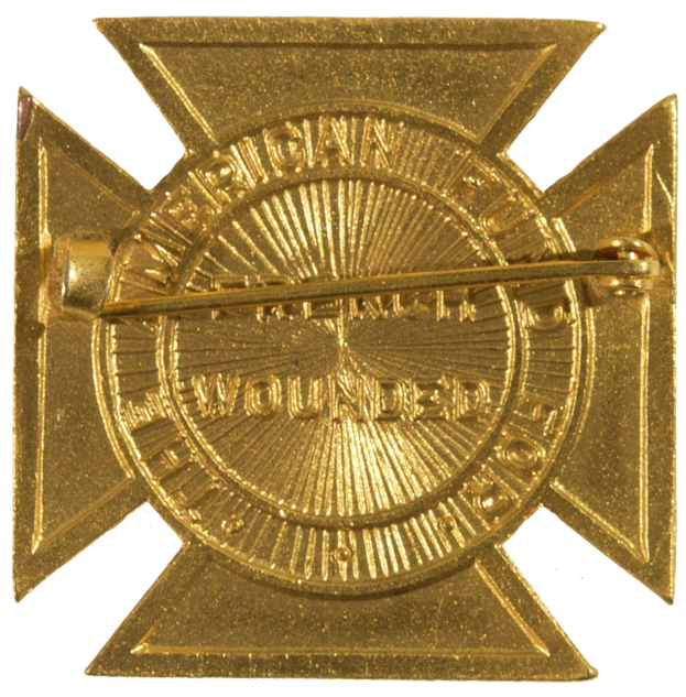 Goldenes Abzeichen der amerikanischen Feuerwehr mit einem zentralen Stern und eingravierter Inschrift.