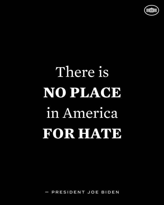 Ein schwarzer Hintergrund mit fetter weißer Schrift, die den Satz 'Es gibt keinen Platz in Amerika für Hass' zeigt, ein Zitat von Präsident Joe Biden.