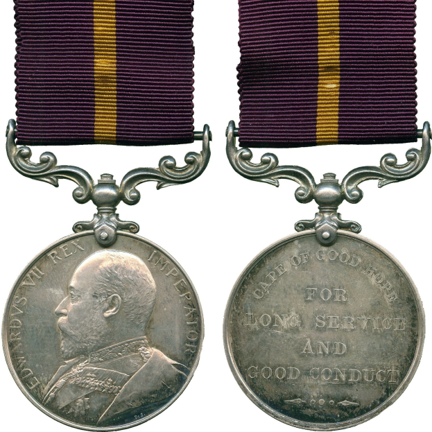 Silberne Medaille mit einem violetten und gelben Band, das ein Profilbild links und den Text 'Langjährige treue Dienste' rechts zeigt.