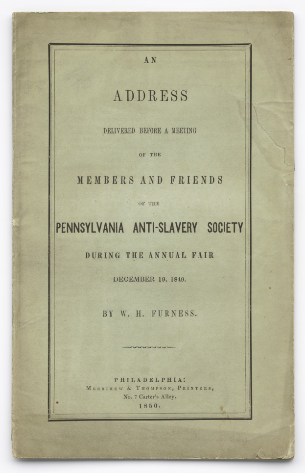 Offenes Buch mit dem Titel "Eine Ansprache vor einer Versammlung der Mitglieder und Freunde der Pennsylvania Anti-Sklaverei-Gesellschaft während der Jahresmesse" mit einer Seite bedruckten schwarzen Textes.
