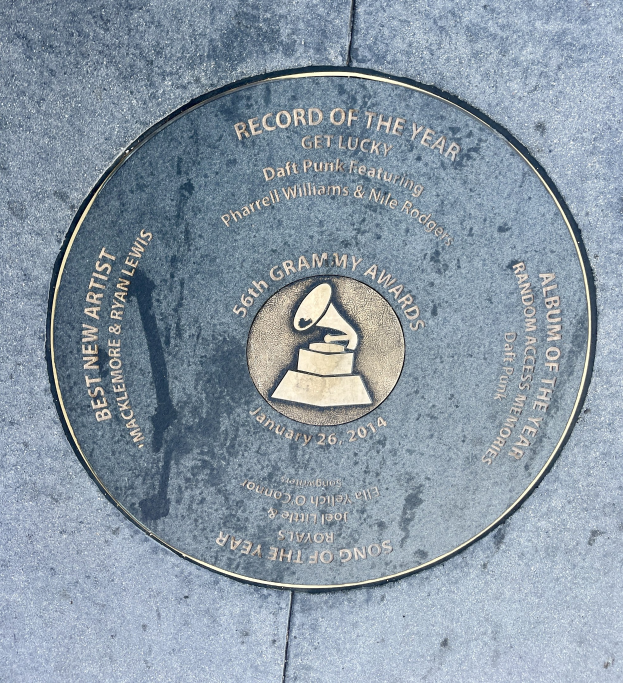 Runder Hollywood Walk of Fame-Star mit einem Record-of-the-Year-Award mit Text und Bild, in den Boden eingelassen.