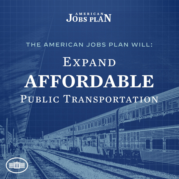 Plakat mit einem Zug auf einem Bahngleis mit mehreren Menschen in der Nähe, das für "The American Jobs Plan Will Expand Affordable Public Transportation" wirbt.