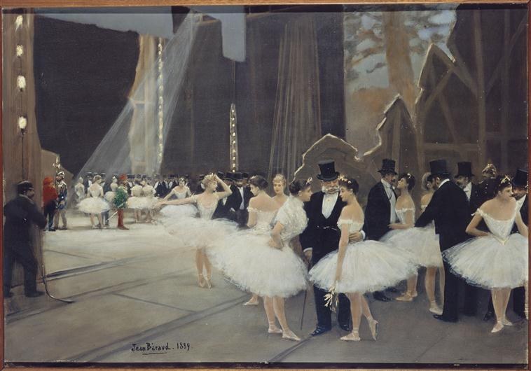 Gemälde 'Tanz an der Oper' von Jean Beraud, 1889, das eine Gruppe von Tänzern in weißen Tutus und Hüten auf einer Bühne mit Scheinwerfern und einem Photo-Rahmen-Border zeigt.