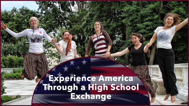 Eine Gruppe von Frauen, die fröhlich im Freien unter einem klaren blauen Himmel springen, mit Bäumen und Pflanzen im Hintergrund, und unten den Text 'Erlebe Amerika durch einen High-School-Austausch'