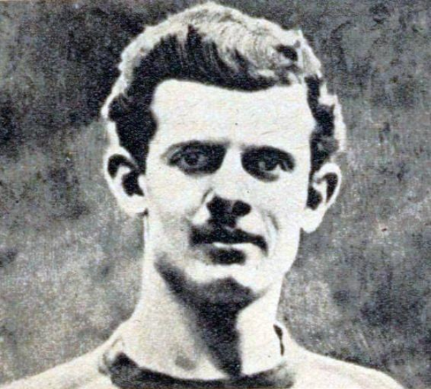 Schwarzes und weißes Porträt eines Mannes mit Schnurrbart, der mutmaßlich ein legendärer Fußballspieler ist, der im Alter von 89 Jahren starb.