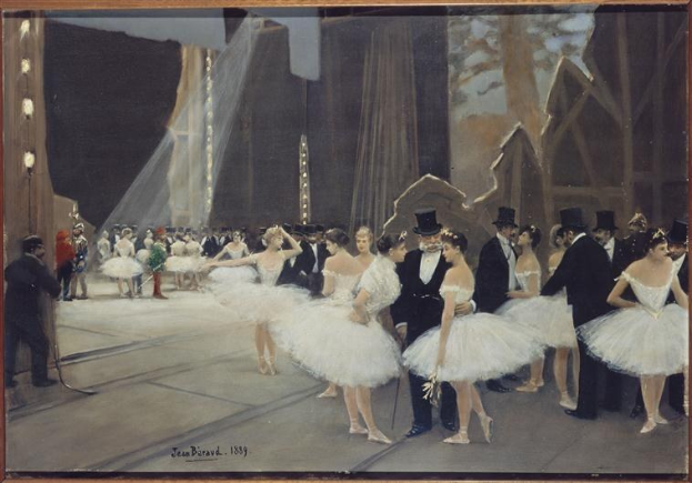 Ein Bild mit dem Titel "Tanz an der Oper" von Jean Beraud aus dem Jahr 1889, das eine Gruppe von Tänzern in weißen Tutus und Hüten auf einer Bühne zeigt, die von Scheinwerfern beleuchtet wird und von einem Photo Rahmen umgeben ist.
