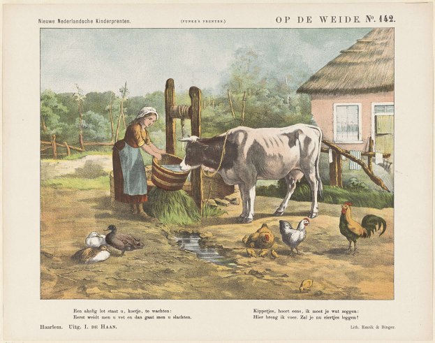 Frau melkt eine Kuh auf einer grünen Wiese mit Hennen, Enten, einem Holzzaun, einem Haus mit Dach und Fenstern, Bäumen und einem bewölkten Himmel.