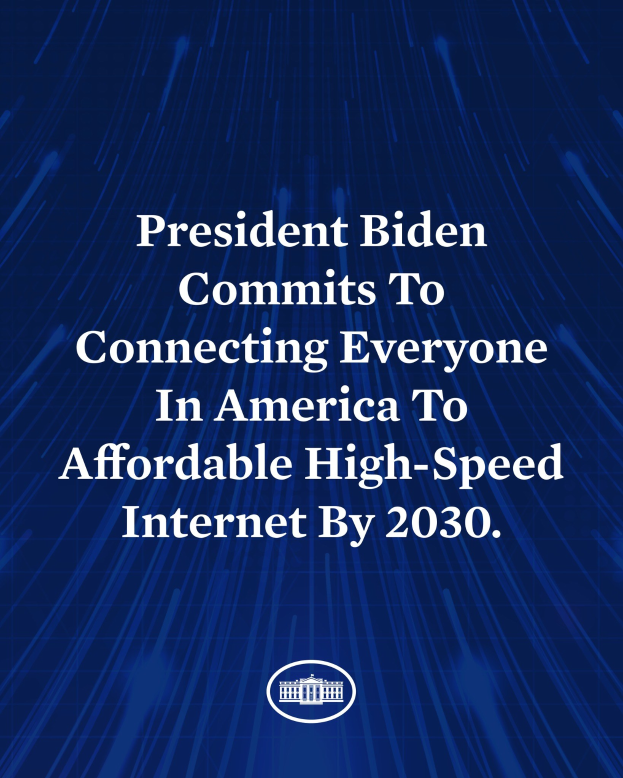 Ein blauer Hintergrund mit zentraler weißer Schrift, die besagt: "Präsident Biden setzt sich dafür ein, bis 2030 jeden Amerikaner mit erschwinglichem Hochgeschwindigkeitsinternet zu verbinden."