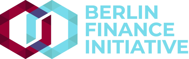 Logo der Berlin Finance Initiative mit einem blauen Kreis mit weißer Umrandung und einem weißen "B" in der Mitte, umgeben von einem weißen Ring mit einem blauen und weißen karierten Muster, alles auf einem weißen Hintergrund mit der Schrift "Berlin Finance Initiative" in fetter schwarzer Schrift.