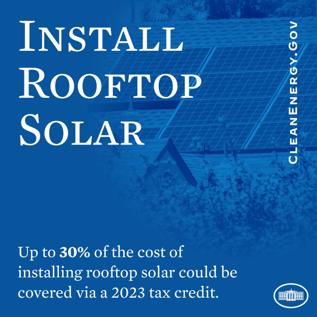 Plakat mit der Aufschrift "Installiere Dachsolar - Bis zu 30% der Kosten für die Installation von Dachsolar können über einen Steuerbonus im Jahr 2023 gedeckt werden" mit Bäumen und einem Gebäude mit Solarpanelen im Hintergrund.