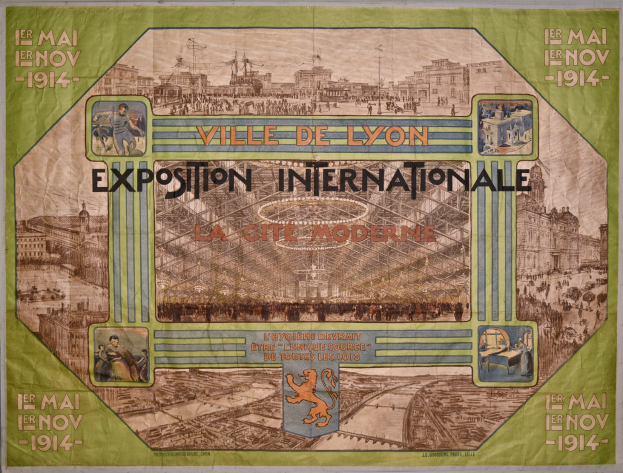 Ein Vintage-Plakat an einer Gebäudewand zeigt eine farbenfrohe, belebte Stadtkulisse mit lächelnden Menschen, detaillierten Gebäuden und klassischer Typografie.